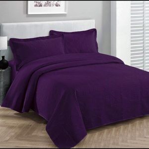 Barely used purple bed set comforter